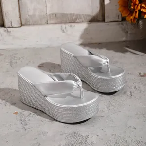 Tongs compensées argentées à plateforme avec texture tissée pour la plage en été