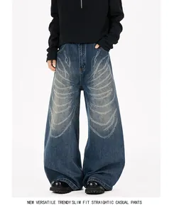 Jean large bleu avec motif d'os lavé au laser et ornements en strass étincelants.