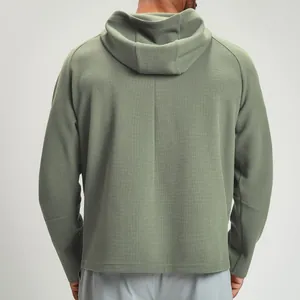 Vista posteriore della giacca sportiva con cappuccio da uomo in maglia a nido d'ape verde