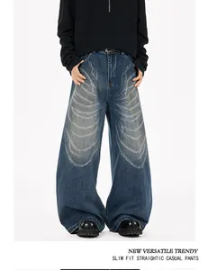 Jean trendy à coupe large avec un motif de papillon scintillant en strass brillants