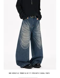 Vue détaillée du jean bleu baggy avec motif d'aile de papillon en strass étincelant