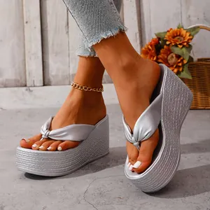Sandales compensées argentées élégantes à brides croisées pour le style de plage.