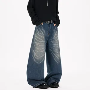 Jean large bleu high street avec motif papillon au laser et élégants détails en strass.