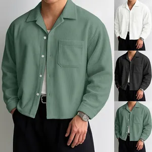 Gedetailleerd overzicht van corduroy herenoverhemd in de kleuren groen, wit en zwart, ruim