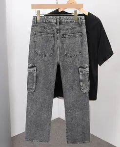 Vue arrière d'un jean cargo gris pour homme avec poches à rabat fonctionnelles.
