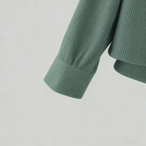 Macro-opname van de manchet van het groene corduroy overhemd met ribbeltextuur