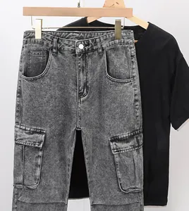 Vue rapprochée montrant la texture et les grandes poches du jean cargo gris délavé