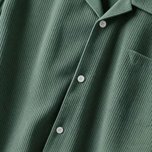 Gedetailleerde macro-opname van de textuur van een donkergroen corduroy overhemd