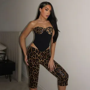 Sexiges Leopardenmuster-Pailletten-Top und Caprihose Zweiteiler für Damen.