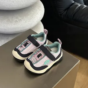 Vista detallada de zapatillas de malla rosa transpirable para niños con cierre velcro