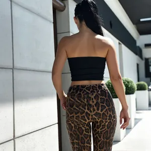 Schicke Rückansicht eines Leoparden-Sets mit schwarzem Bandeau-Top und Pailletten-Hose