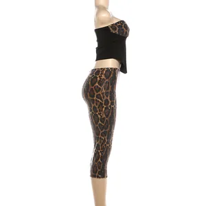 Detaillierte Seitenansicht des sexy Leoparden-Pailletten-Tube-Tops und der Caprihose