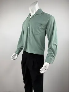 Gedetailleerd zijaanzicht van een lichtgroen corduroy herenshirt met verlaagde schouders op pop