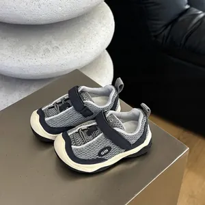 Vista detallada de zapatillas de malla gris transpirables para niños con cierres velcro