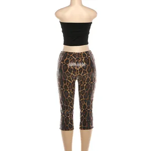 Rückansicht eines sexy Pailletten-Sets mit Leopardenmuster und schwarzem Schlauchtop