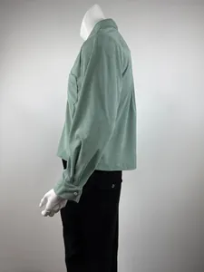 Zijaanzicht van een saliegroen heren corduroy cropped jack met verlaagde schouders op pop