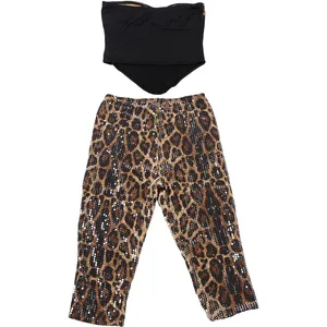 Zweiteiliges Modset mit schwarzem Schlauchtop und Pailletten-Caprihose mit Leopardenmuster