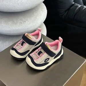 Primer plano de zapatillas de malla transpirable para niños en rosa y beige en un soporte