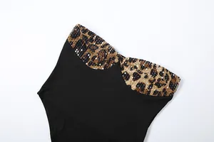Nahaufnahme von sexy Leopardenmuster-Pailletten auf einem schicken schwarzen Tube-Top-Oberteil