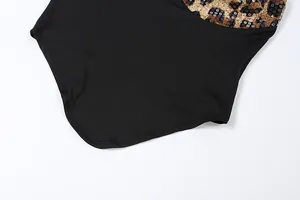 Detailaufnahme von Leoparden-Pailletten-Patchwork auf schwarzem Stoff für ein Set.