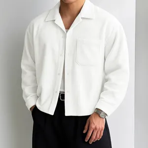 Detailopname van het witte corduroy herenjack met een zachte en geribbelde stofstructuur