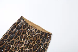 Nahaufnahme der hoch taillierten Leggings mit Leopardenmuster und glänzenden Pailletten