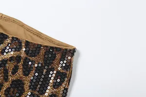 Makroansicht der detaillierten Textur von Leopardenmuster-Stoff mit Pailletten