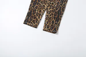 Nahaufnahme einer mit Pailletten besetzten Hose mit Leopardenmuster und Glanzeffekt