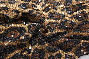 Nahaufnahme von hochwertigen glitzernden Pailletten auf luxuriösem Leopardenmuster