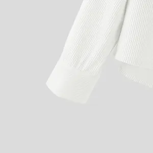 Detailopname van witte corduroy overhemdmanchet met fijne ribbeltextuur en stiksels