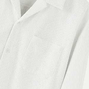 Macro-detailweergave van een wit corduroy herenoverhemd met fijne geribbelde stoftextuur