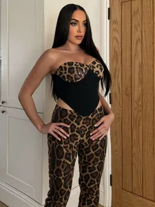 Elegantes und sexy Damen Set aus Leopard-Pailletten-Oberteil und einer passender Hose