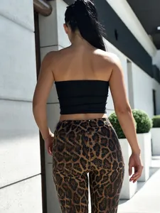 Sexiges Damen-Set mit Leopardenmuster-Tube-Top und Paillettenhose, Rückansicht