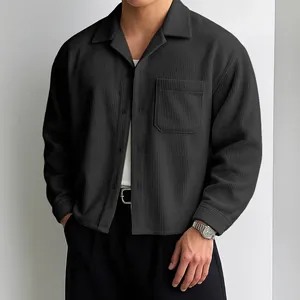 Detail van heren zwart corduroy overhemd met verlaagde schouders en oversized pasvorm