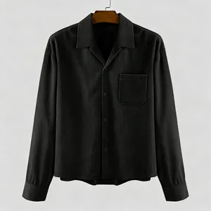 Detail van zwart corduroy herenshirt met verlaagde schouders en een voorzak