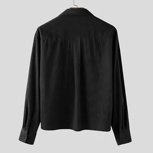 Achteraanzicht zwart corduroy overhemd heren met verlaagde schouders en fijne rib.