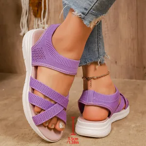 Vista dettagliata dei sandali sportivi in maglia viola da donna con tacco piatto di 3,5 cm