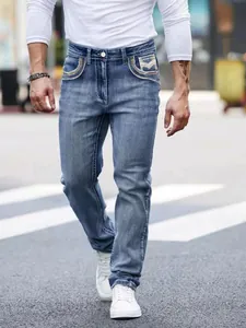 Vorderansicht der schmal geschnittenen blauen Herrenjeans mit feiner Taschenstickerei