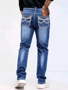Detailansicht der Rückseite von hellblauen Herren-Slim-Fit-Jeans mit schöner Stickerei