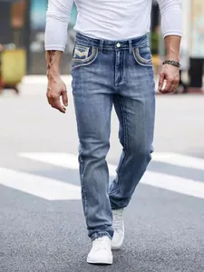 Detailansicht der Slim-Fit-Stretch-Denim-Jeans für Herren mit modischer Stickerei.