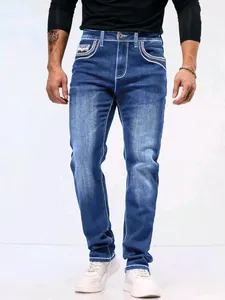 Schmale blaue Herrenjeans mit stilvoller Stickerei an den Taschen und weißen Kontrastnähten