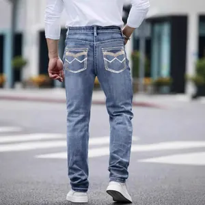 Detailansicht der Rückseite von hellblauen Slim Fit Herrenjeans mit feiner Stickerei