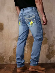 Schmal geschnittene, gewaschene blaue Herrenjeans mit Sternstickerei auf Taschen