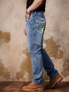 Himmelblaue Slim Fit Stretchjeans für Herren mit aufwendiger Stickerei an der Tasche