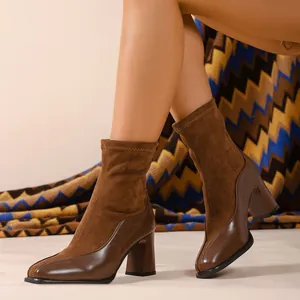 Elegante braune Damenstiefeletten mit Blockabsatz aus Wildleder und Lederpatchwork