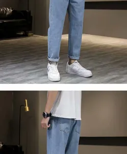 Detailopname van lichtblauwe slim fit cropped jeans voor heren met omgeslagen zomen