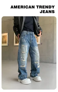 Detailansicht der stylischen, locker geschnittenen, blau gewaschenen Jeans mit Destroyed-Effekt.