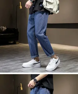 Slim fit blauwe denim jeans voor heren met omgeslagen pijpen in lifestyle setting