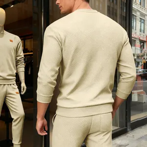 Detailansicht des Herren-Sweatshirts in Beige mit einzigartiger geometrischer 3D-Textur.