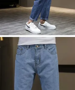 Detailopname van een slim fit stretch herenspijkerbroek met een lichtblauwe wassing